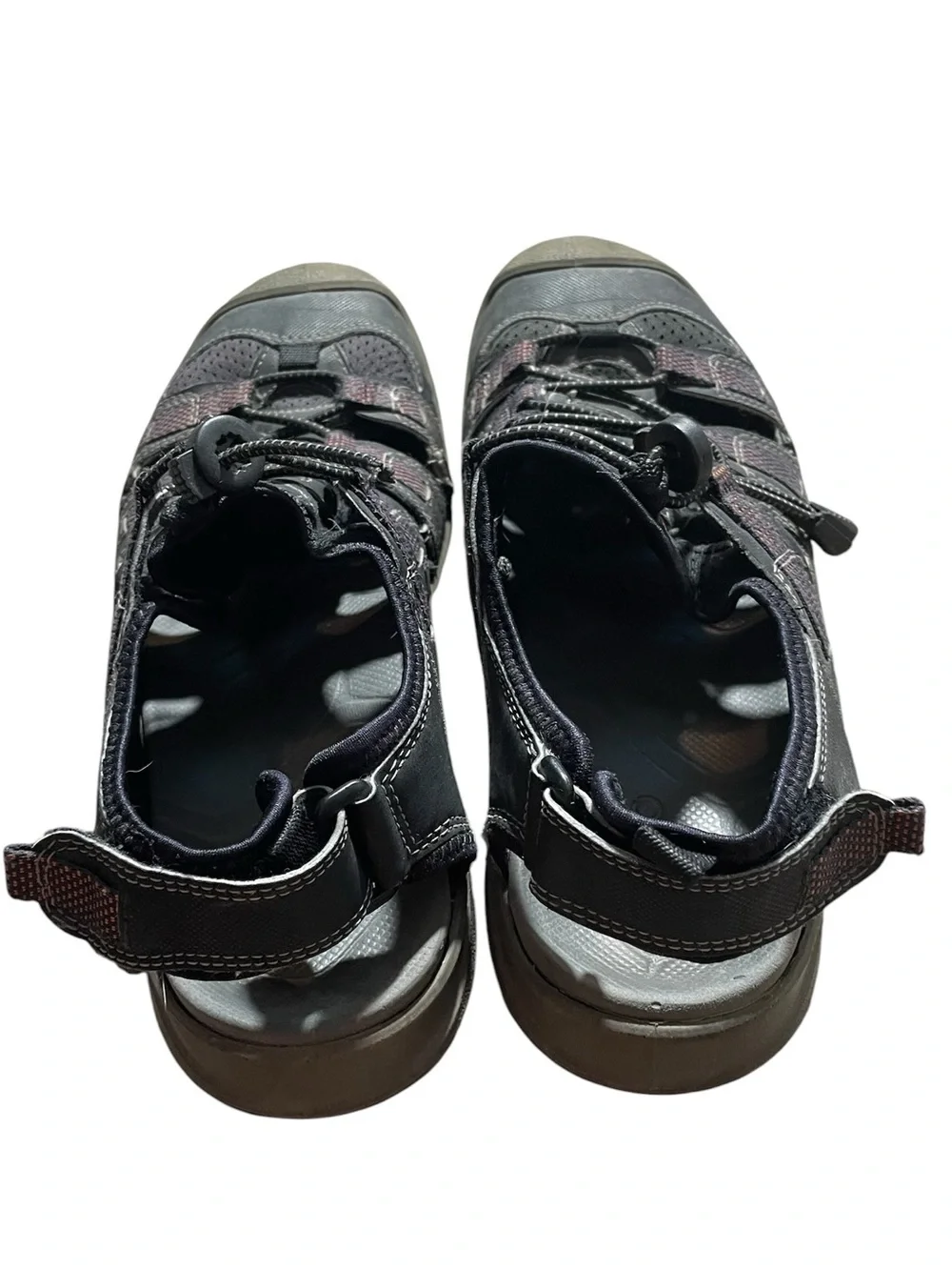 AA37- Men’s 8 Ecco Sporty Closed-Toe Hiking Sandals in Black w/Dark Red Accents